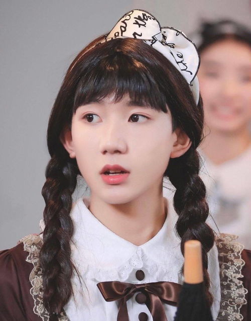 王俊凱玩幼稚游戲坐姿大爺化，網友直呼接地氣